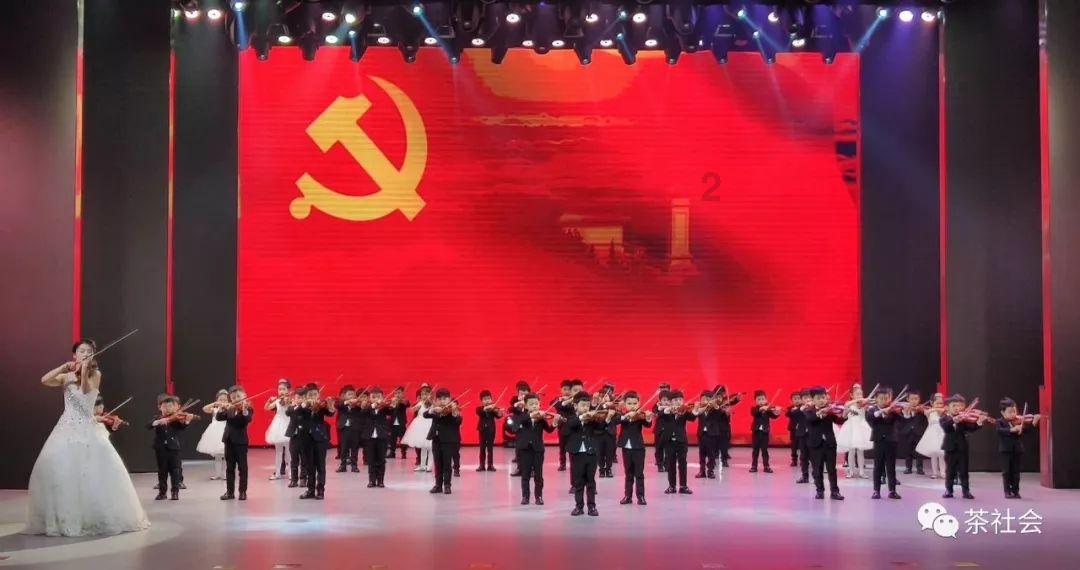 危险!高速公路上两车追逐40多分钟 两车碰撞后仍不管不顾